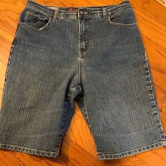 Gloria Vanderbilt size 12 high waist Bermuda denim shorts - Picture 1 of 8